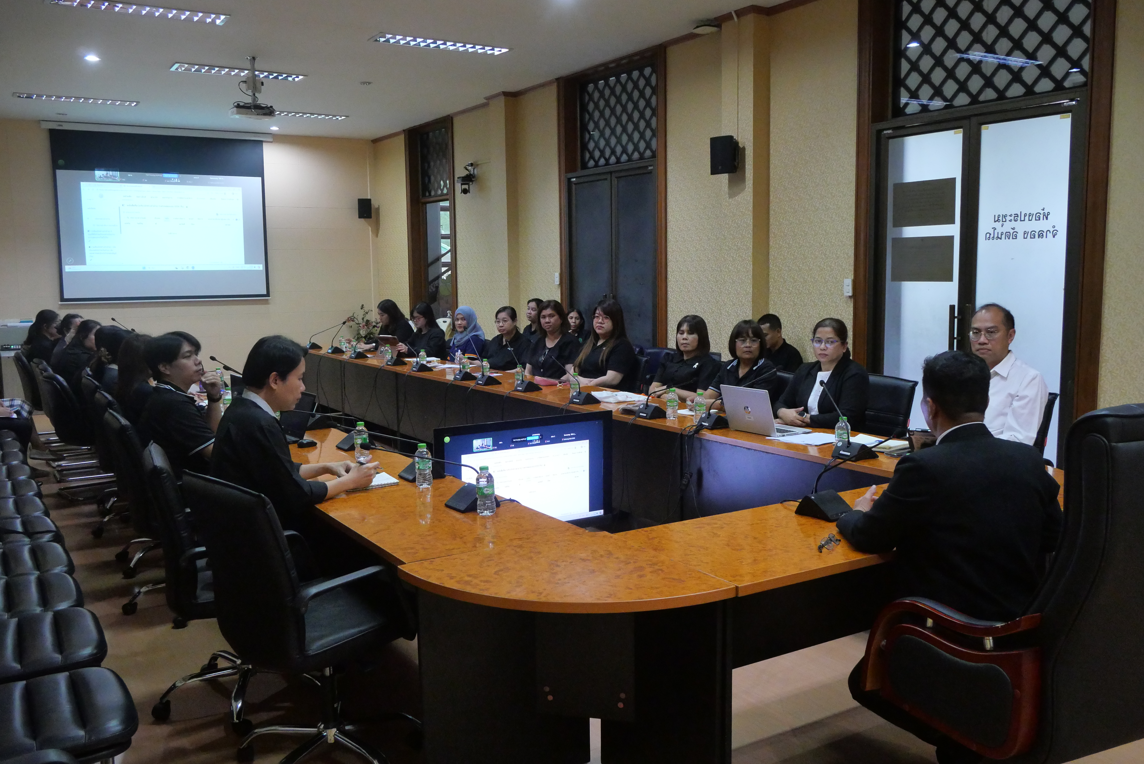 title - รองเลขาธิการ ส.ป.ก. ประชุมติดตามความก้าวหน้าการส่งเอกสารเบิกจ่ายผ่านระบบสารบรรณอิเล็กทรอนิกส์ (e-Office) ของสำนักบริหารกลาง 